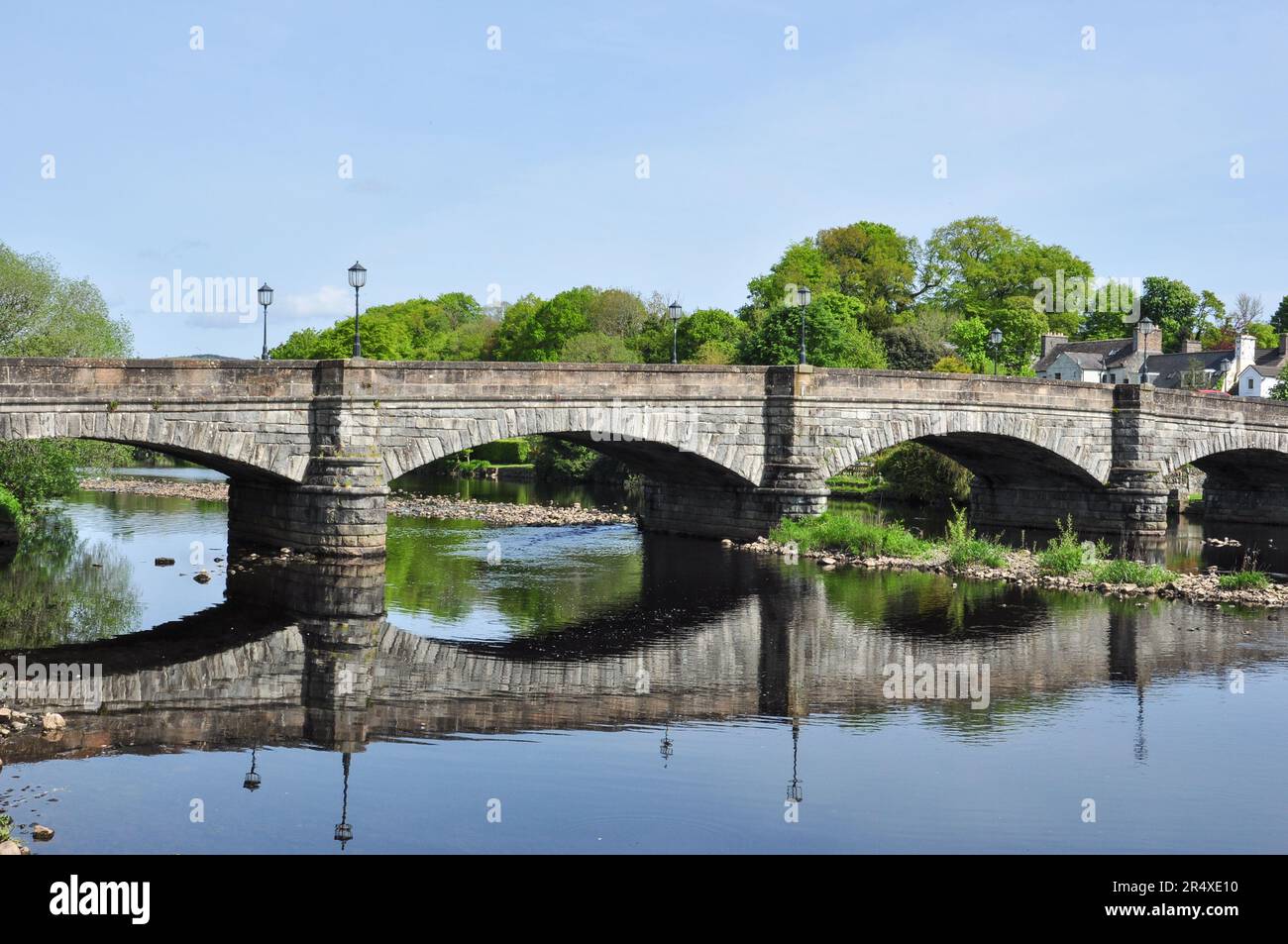 Pont en pierre de granit de cinq travées au-dessus de la rivière Cree à Newton Stewart, Dumfries et Galloway, Écosse, Royaume-Uni Banque D'Images