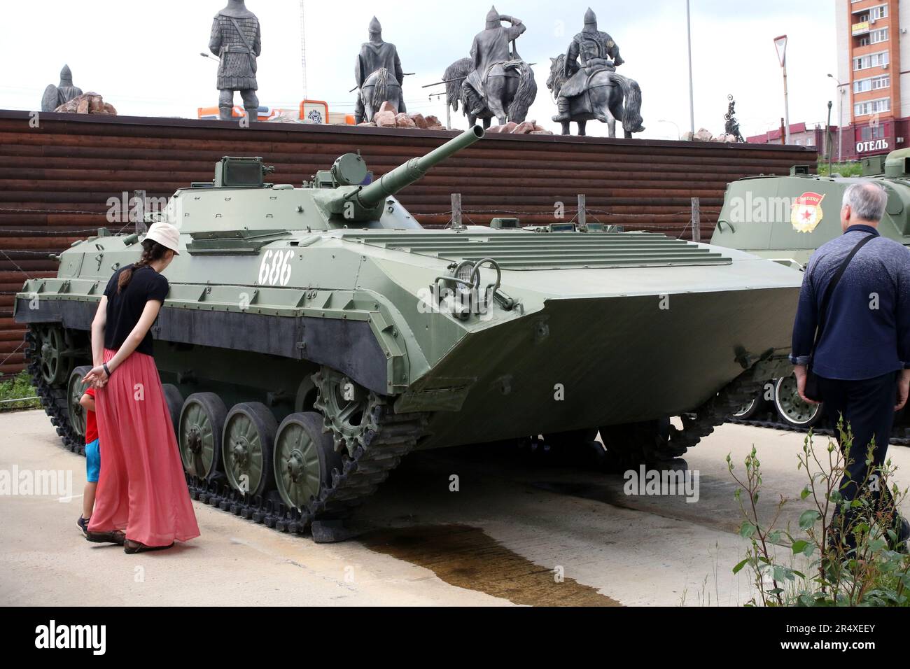 28 mai 2023, Kamensk-Shakhtinsky, Russie: Une fille vue regardant un char qui a été précédemment utilisé par les forces armées de Russie (l'armée russe) est présenté à une exposition dans le Parc du Patriot. Le parc patriot (parc patriotique) est une récréation militaire et culturelle des forces armées de la Fédération de Russie (institution fédérale autonome de l'État) est situé dans la région de Rostov, dans la ville de Kamensk-Shakhtinsk, Où des centaines d'échantillons de matériel militaire qui a été utilisé plus tôt et est maintenant utilisé par les Forces armées de la Fédération de Russie. (Credit image: © Maksim Konstantinov/SOPA Images via ZU Banque D'Images