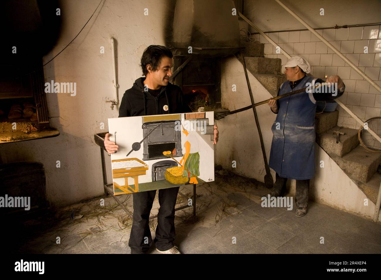 Baker expose une peinture de cuisson du pain dans sa boulangerie ; Favaios, vallée du fleuve Douro, Portugal Banque D'Images