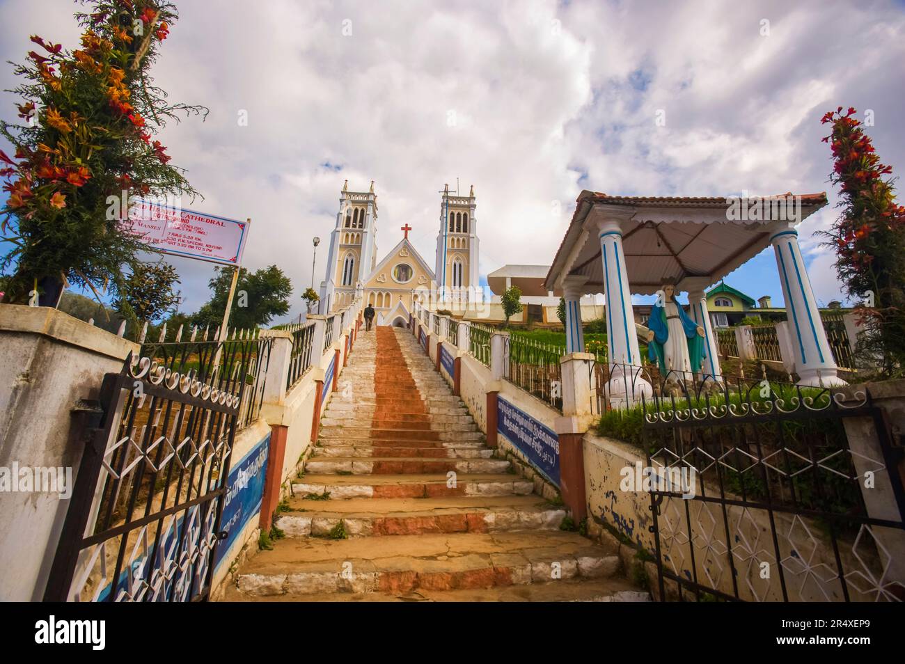 Marches menant à la cathédrale du Sacré-cœur dans l'État du Kerala, Inde ; Ooty, État du Kerala, Inde Banque D'Images