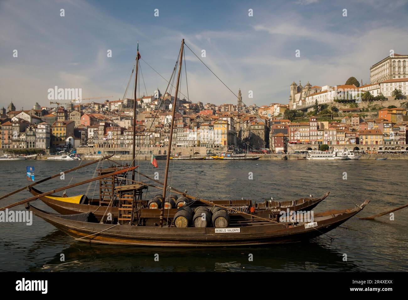 Bateaux amarrés le long du fleuve Douro à Porto ; Porto, Portugal Banque D'Images