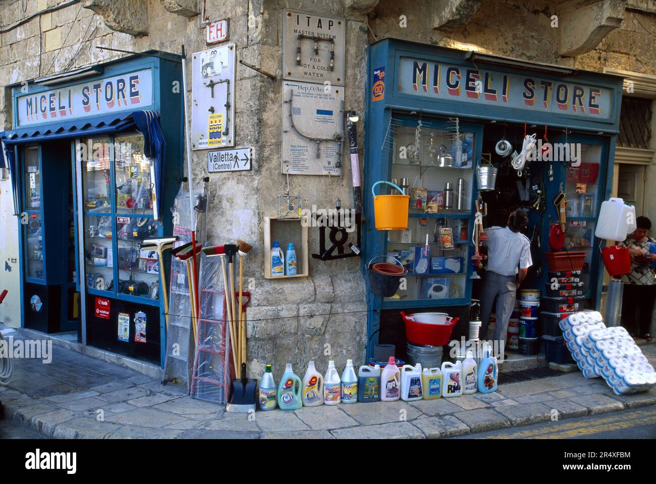 Vue extérieure d'une épicerie ; Valette, île de Malte, République de Malte Banque D'Images