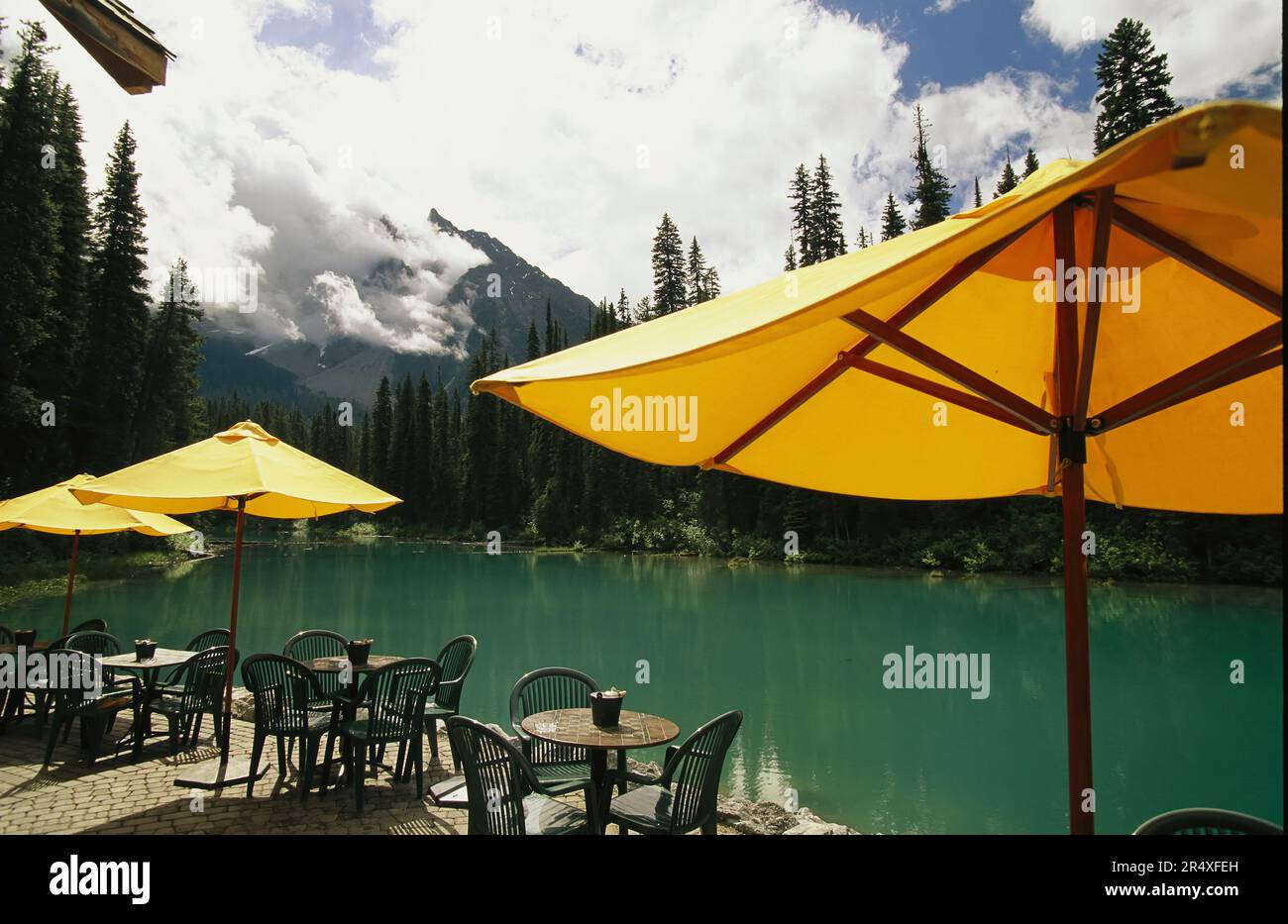 Tables et parasols sur le patio au bord du lac Emerald dans le parc national Yoho, C.-B., Canada ; Colombie-Britannique, Canada Banque D'Images