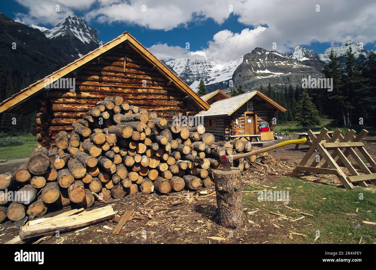 Bois haché empilé à l'extérieur d'une cabane en rondins dans le parc national Yoho, C.-B., Canada ; Colombie-Britannique, Canada Banque D'Images