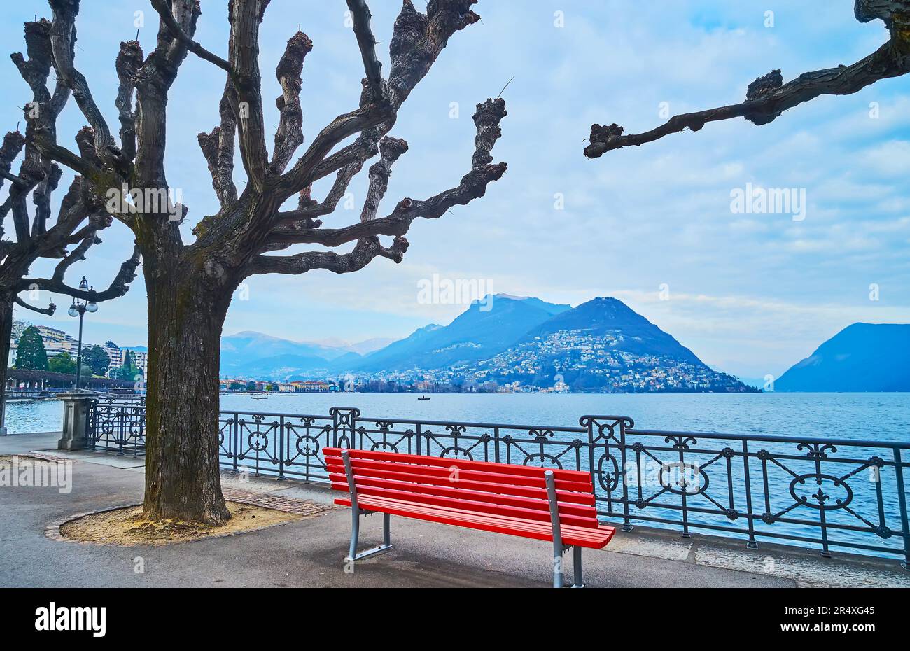 Le banc rouge vif sur le remblai du lac de Lugano à Parco Belvedere, Lugano,  Tessin, Suisse Photo Stock - Alamy