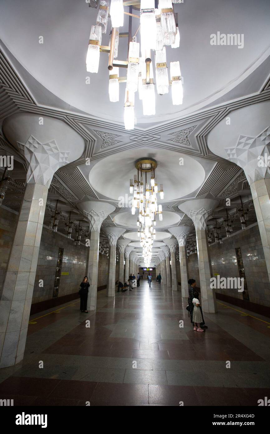 Luminaires décoratifs sur la plate-forme ornée de la gare Mustakillik pour le métro de Tachkent en Ouzbékistan ; Tachkent, Ouzbékistan Banque D'Images