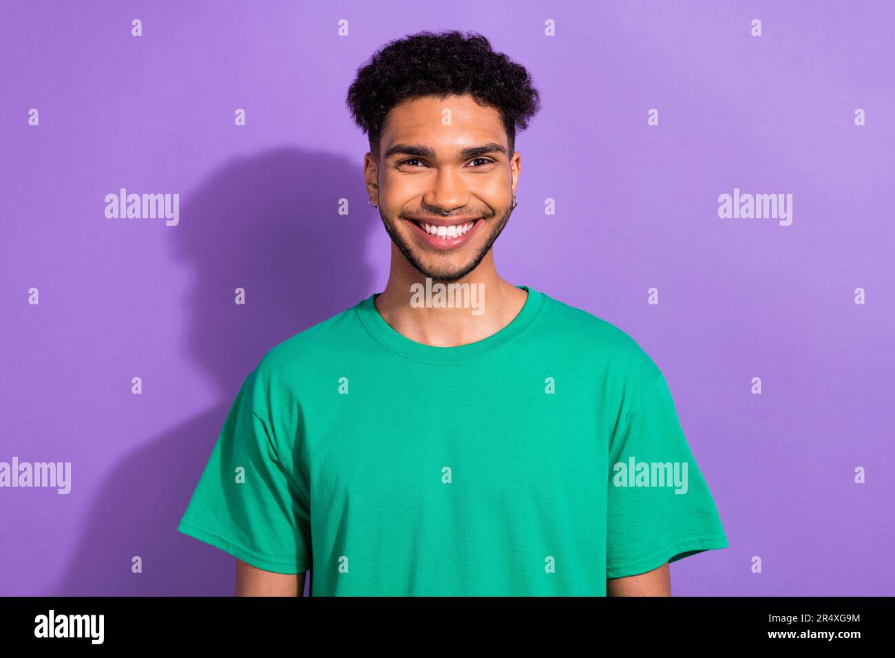 Portrait de beau jeune dude Guy personne blanchissant les dents blanches porter vêtements hipster isolé couleur pastel fond Banque D'Images