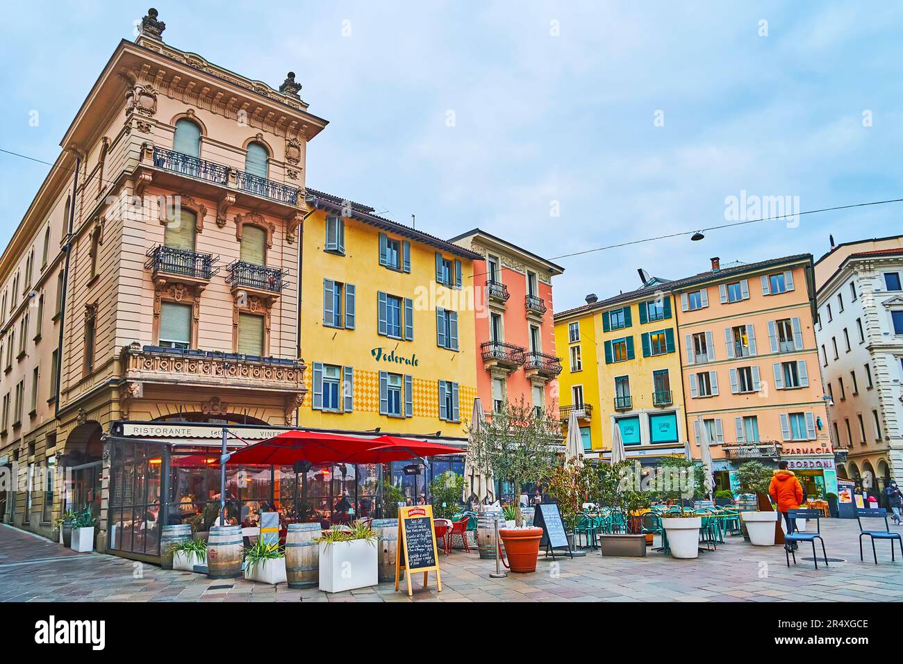 LUGANO, SUISSE - 14 MARS 2022 : la Piazza della Riforma est célèbre pour ses belles maisons de ville anciennes et ses restaurants confortables avec terrasses extérieures, Banque D'Images