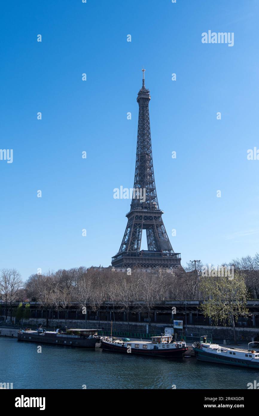 La Tour Eiffel est vue de la rue de Paris Banque D'Images