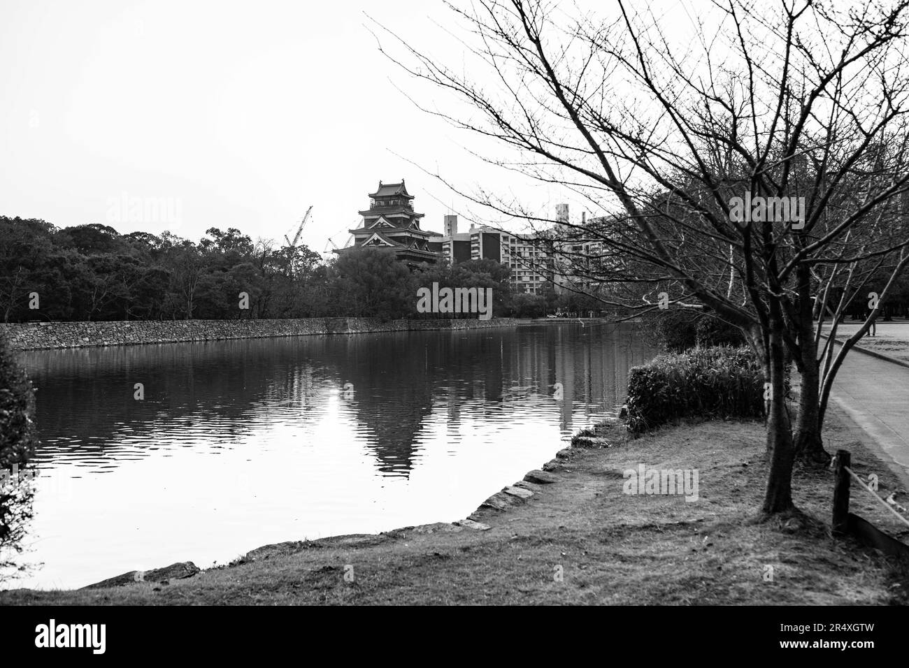 Hiroshima, Japon. 7th mars 2023. Le château d'Hiroshima, ou Hiroshima-jÅ (åºƒå³ öåŸŽ) en japonais, est une forteresse riche en histoire. Construit au 16th siècle, le château présente l'architecture japonaise traditionnelle et offre une vue panoramique sur Hiroshima. Elle est un symbole de la résilience et du patrimoine culturel de la ville. Le château a servi de centre majeur de l'activité de l'armée impériale japonaise, accueillant le quartier général de l'armée de 2nd, mais a été complètement détruit lors du bombardement atomique de la ville par les forces américaines en 1945. Le château a été reconstruit plus tard dans le 1950s.Hiroshima (åºƒå³'s) est un SIG Banque D'Images