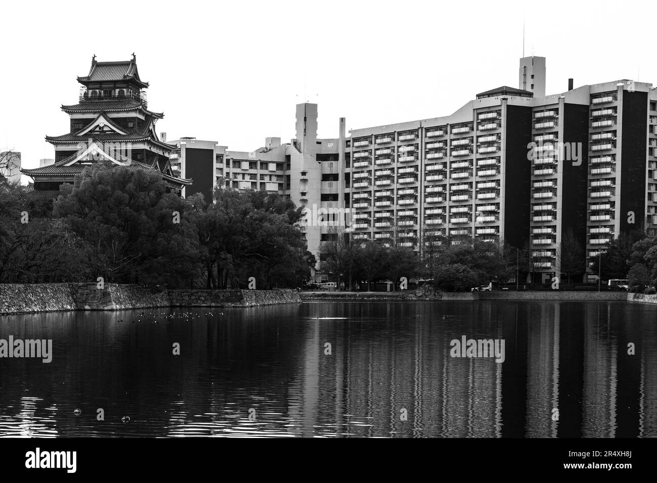 Hiroshima, Japon. 7th mars 2023. Coucher de soleil sur le château d'Hiroshima. Le château d'Hiroshima, ou Hiroshima-jÅ (åºƒå³ öåŸŽ) en japonais, est une forteresse riche en histoire. Construit au 16th siècle, le château présente l'architecture japonaise traditionnelle et offre une vue panoramique sur Hiroshima. Elle est un symbole de la résilience et du patrimoine culturel de la ville. Le château a servi de centre majeur de l'activité de l'armée impériale japonaise, accueillant le quartier général de l'armée de 2nd, mais a été complètement détruit lors du bombardement atomique de la ville par les forces américaines en 1945. Le château a été reconstruit plus tard en 1950s Banque D'Images