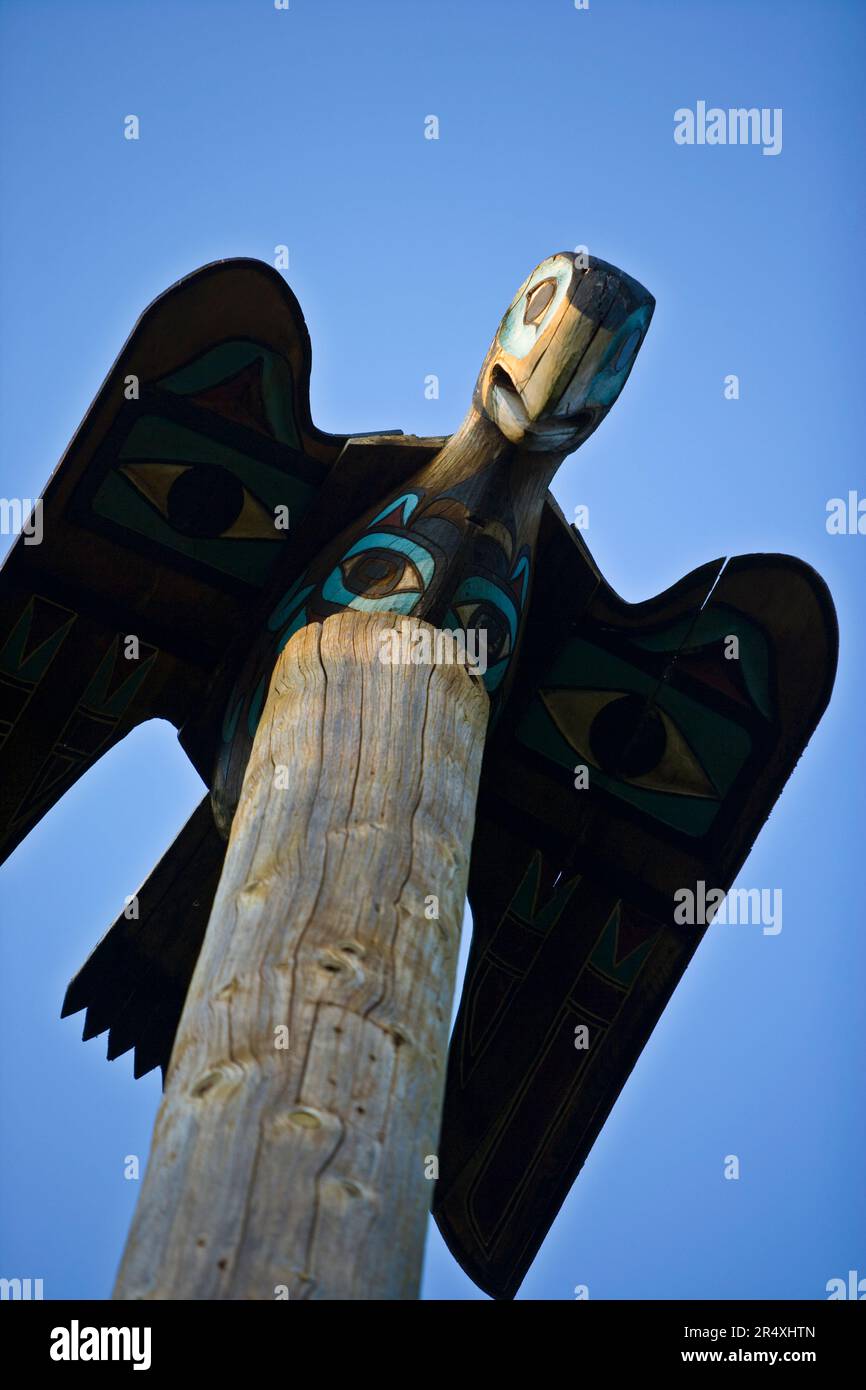 Oiseau en bois sculpté au sommet d'un totem dans Totem Bight State Historical Park, Ketchikan, Alaska, États-Unis ; Ketchikan, Alaska, États-Unis d'Amérique Banque D'Images