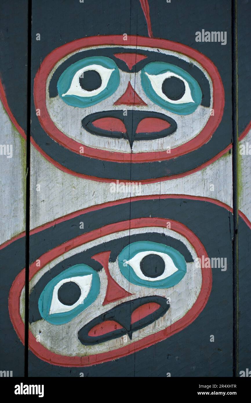 Maison de clan et totems à Chief Shakes Island, Wrangell, Alaska, États-Unis ; Wrangell, Alaska, États-Unis d'Amérique Banque D'Images