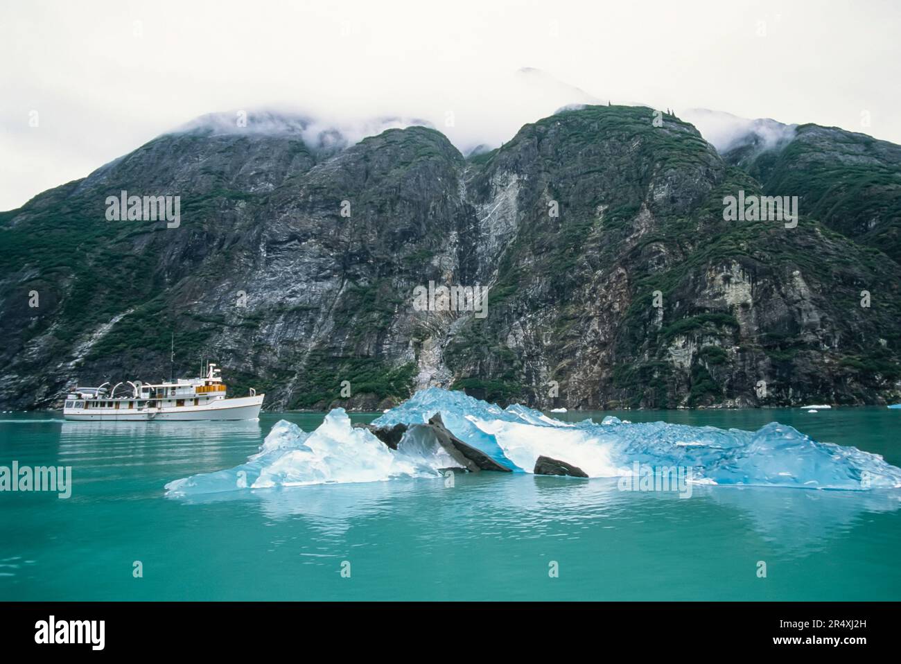 L'observer, un dragueur de mines de la seconde Guerre mondiale qui a été converti en yacht de croisière de douze passagers, dirige un parcours entre un iceb bleu menthe... Banque D'Images