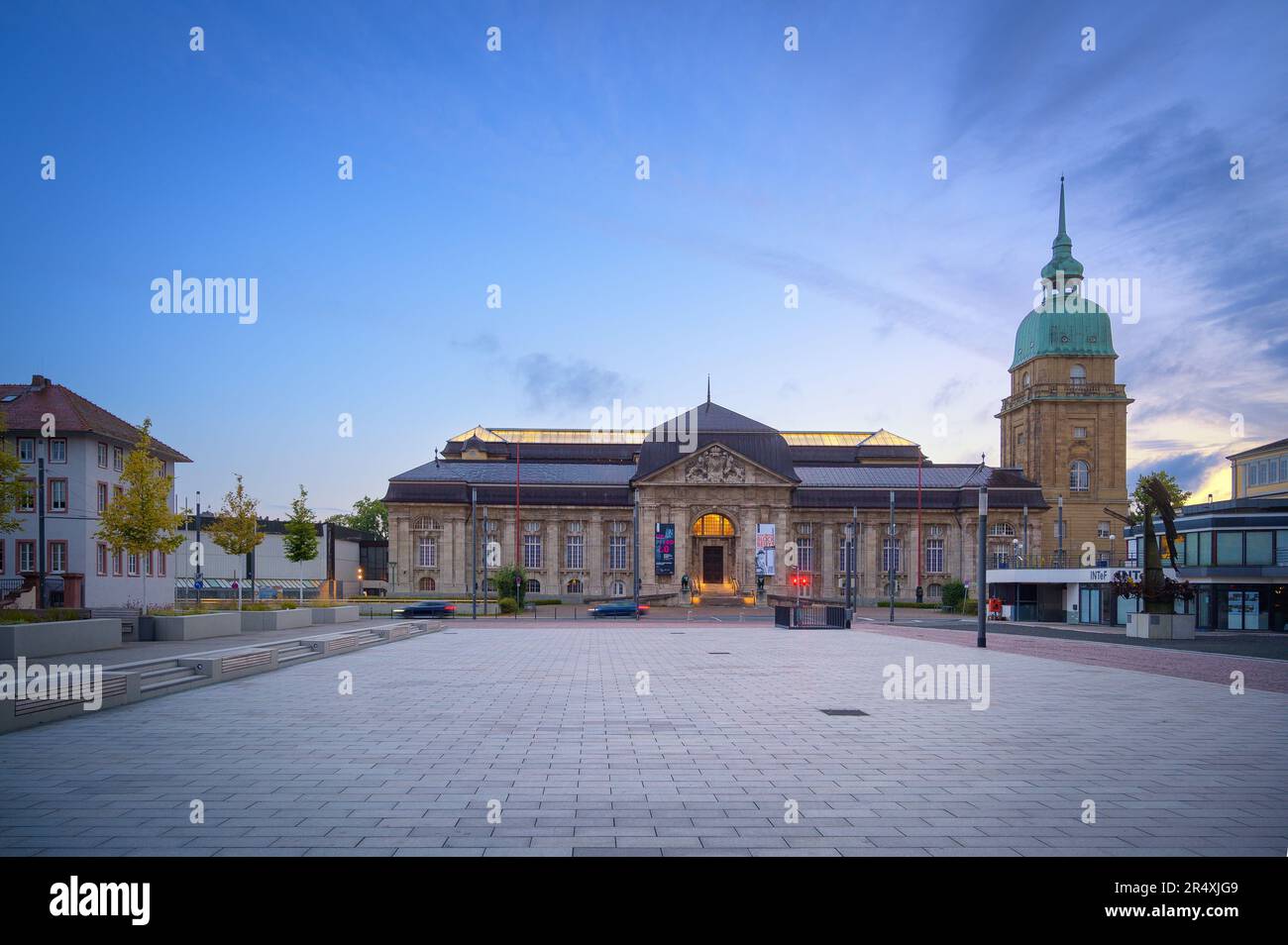 Vue sur la place Friedensplatz jusqu'au musée d'État de Hessian dans la ville universitaire allemande de Darmstadt Banque D'Images