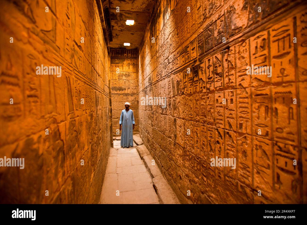L'homme se tient dans un couloir de Medinet Habu ; Louxor, Egypte Banque D'Images