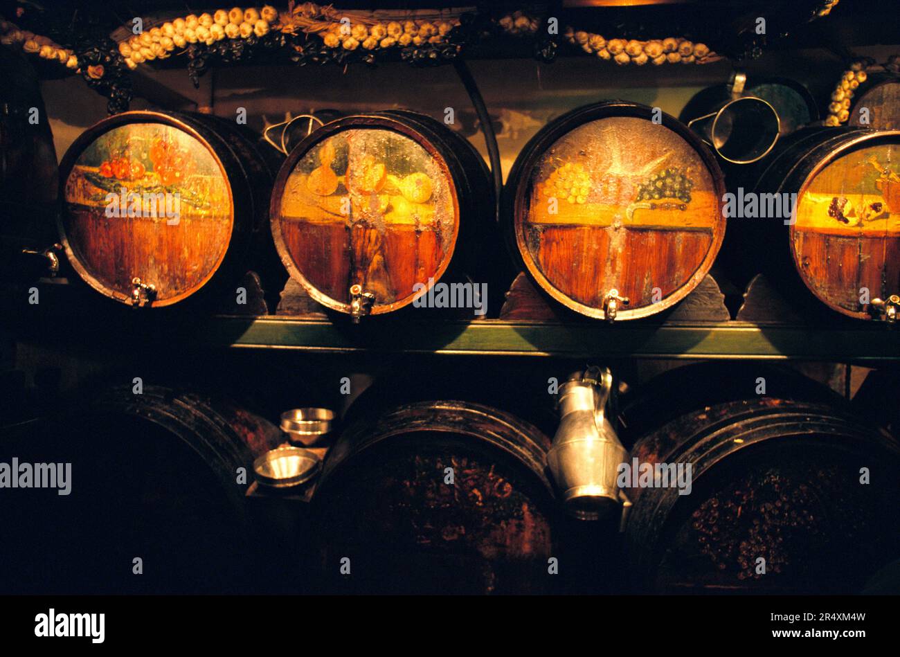 Fûts de vin et tresses d'ail ; Barcelone, Espagne Banque D'Images