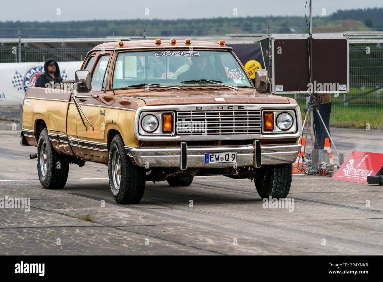 FINOWFURT, ALLEMAGNE - le 06 MAI 2023 : le Dodge Ramcharger, un vus pleine grandeur sur le pitlane. Fête de la course 2023. Ouverture de saison. Banque D'Images