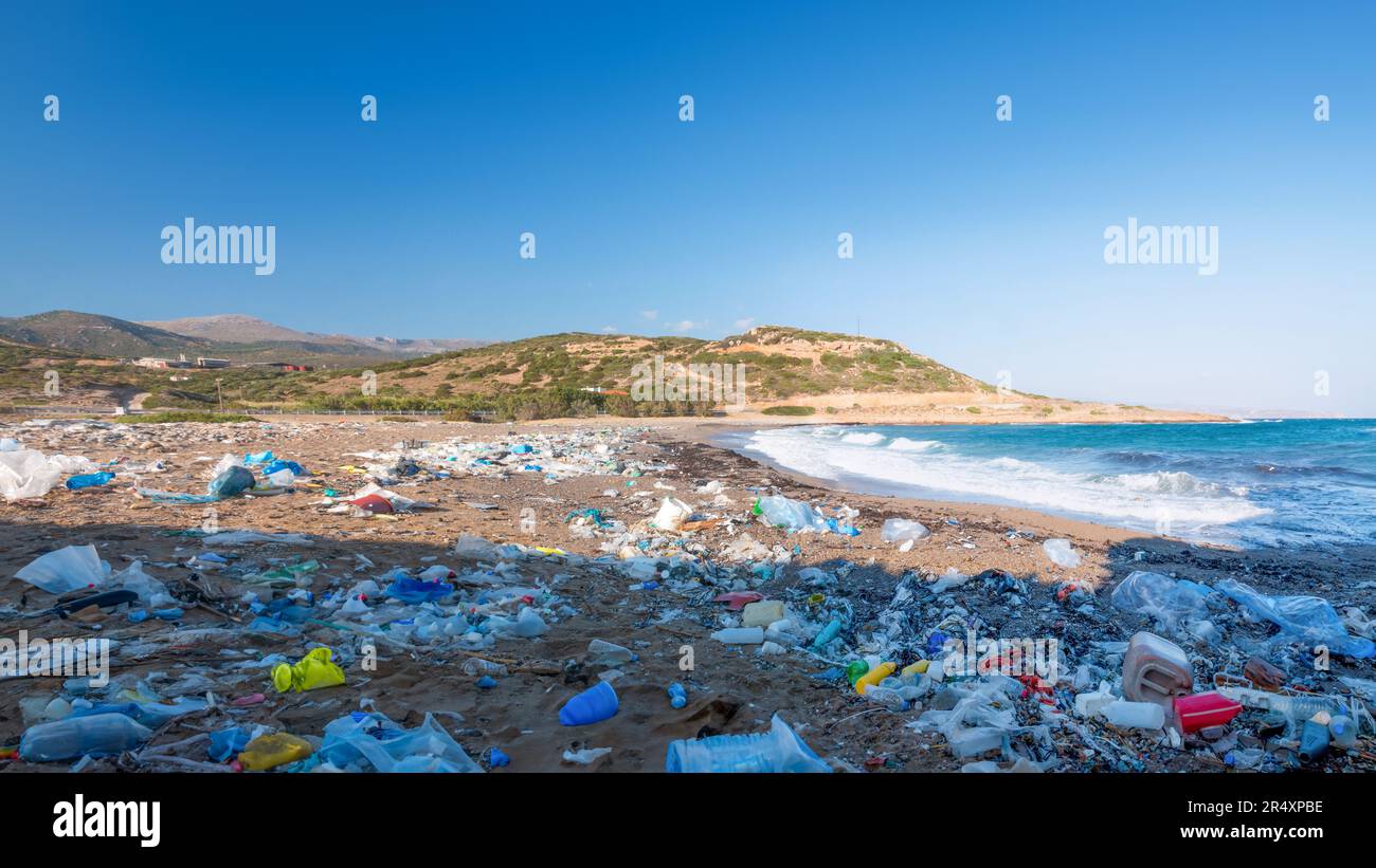 Déchets plastiques sur une plage en Grèce. Banque D'Images