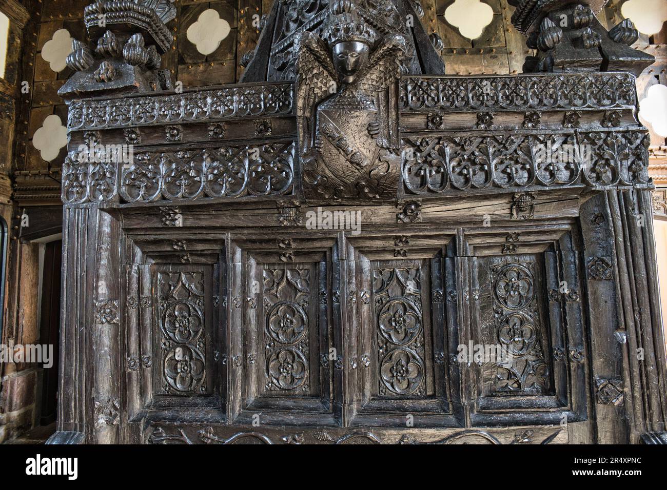 Écran en bois sculpté dans le grand hall, Rufford Old Hall Banque D'Images