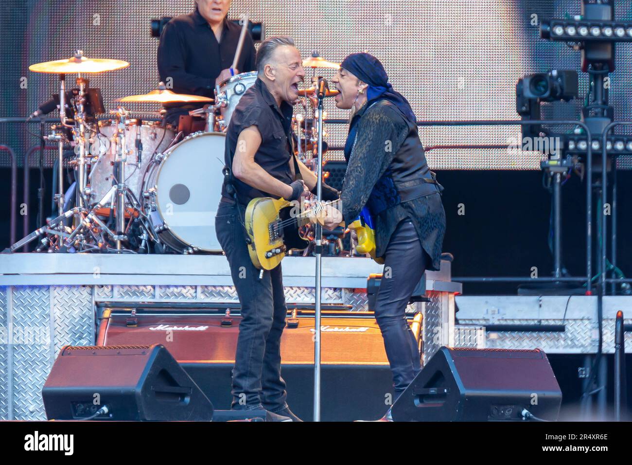 Édimbourg, Écosse. 30th mai 2023. Bruce Springsteen et le E Street Band jouent au stade Murrayfield lors du premier spectacle britannique de son World Tour actuel. Bruce et Steven van Zandt partagent le micro lors de l'envoi de la capacité 65 000 foule sauvage. Crédit : Tim J. Gray/Alay Live News Banque D'Images