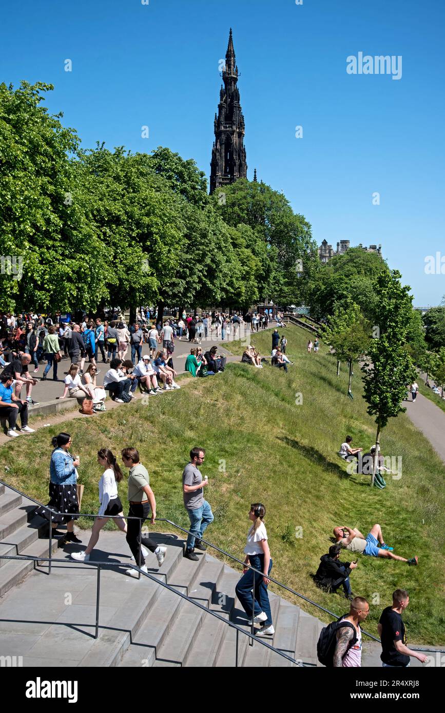 Touristes et locaux profitant du soleil à Princes Street Gardens, Édimbourg, Écosse, Royaume-Uni. Banque D'Images Touristes et locaux profitant du soleil à Princes Street Gardens, Édimbourg, Écosse, Royaume-Uni. Banque D'Images