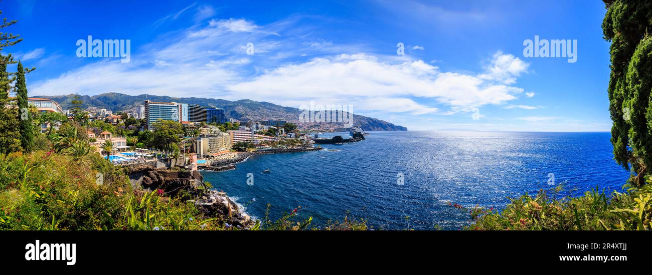 Vue panoramique sur le front de mer de Funchal et le Pestana Carlton and Savoy Palace Hotel depuis le jardin du Reid's Palace Hotel, Funchal, Madère, Portugal Banque D'Images