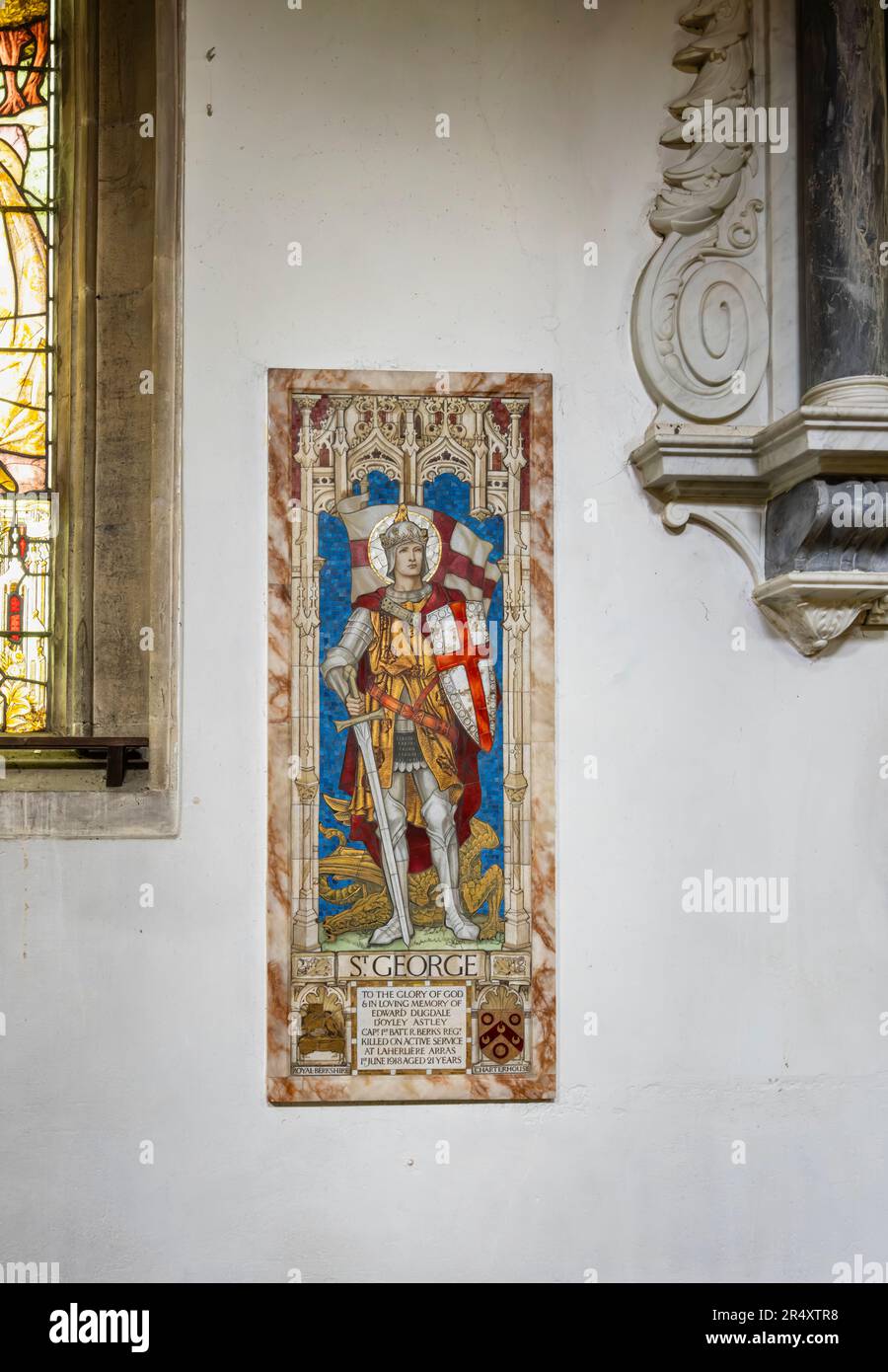 Monté sur mur St George mémorial à Edward Astley tué à Arras dans la première Guerre mondiale, église Saint-Laurent, Hungerford, un marché historique de Berkshire, en Angleterre Banque D'Images