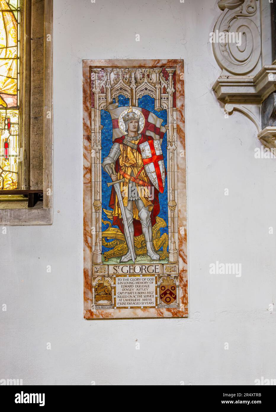 Monté sur mur St George mémorial à Edward Astley tué à Arras dans la première Guerre mondiale, église Saint-Laurent, Hungerford, un marché historique de Berkshire, en Angleterre Banque D'Images