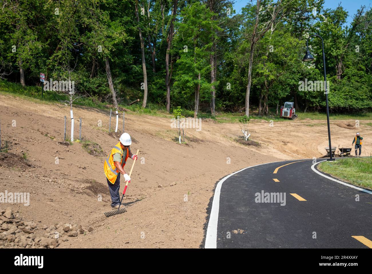 Washington, DC - Un travailleur termine l'aménagement paysager le long d'une nouvelle section du Metropolitan Branch Trail, un sentier de randonnée/vélo qui part d'Union Stati Banque D'Images