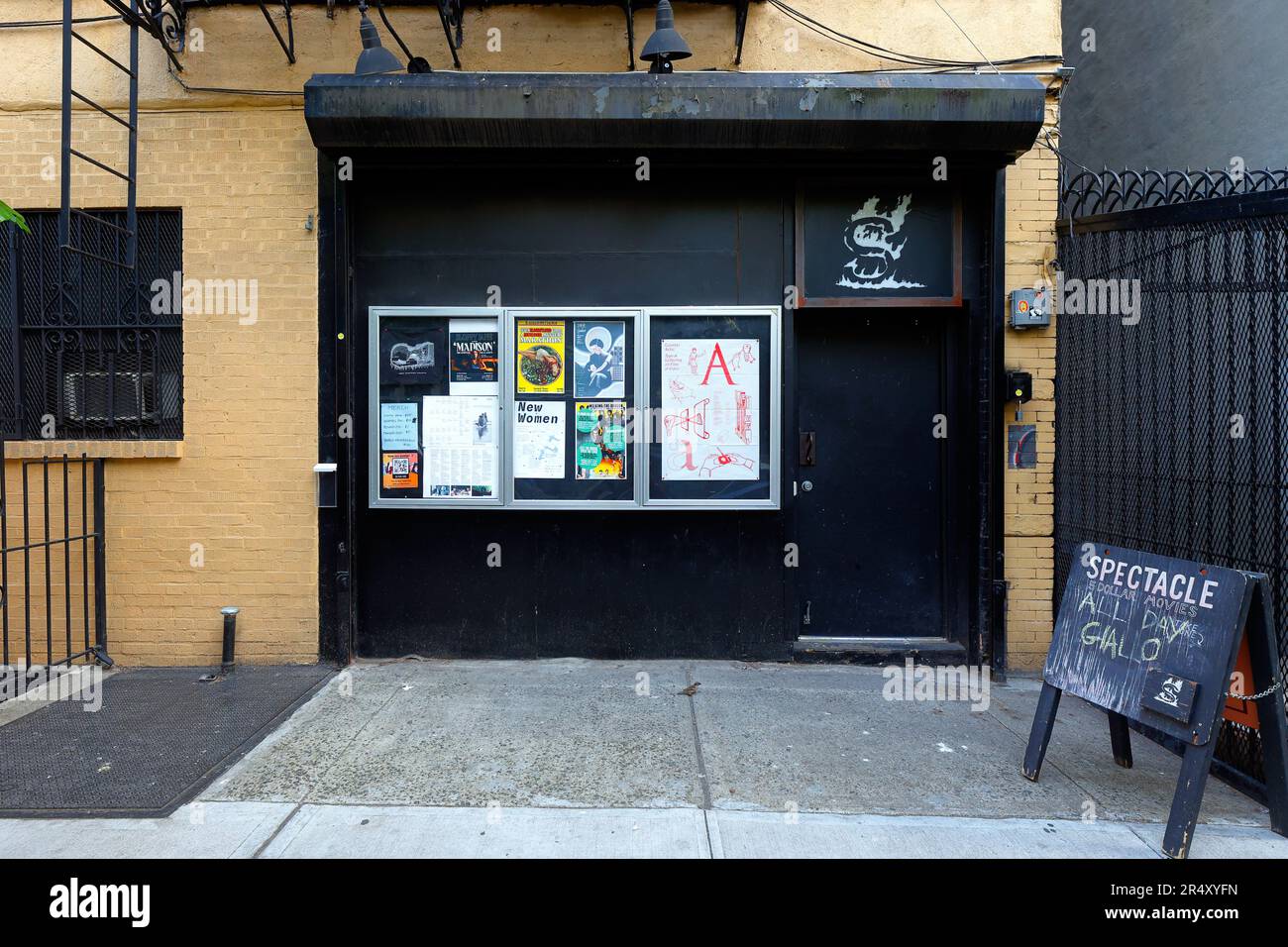 Spectacle, 124 S 3rd St, Brooklyn, New York photo d'un petit cinéma géré collectivement dans le quartier de Williamsburg, New York. Banque D'Images