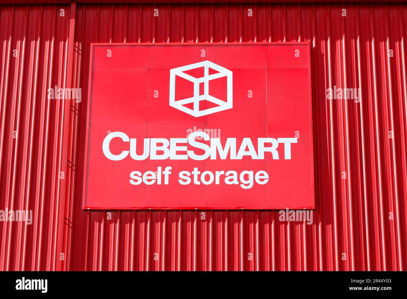 Le logo CubeSmart Self Storage dans l'un de leurs locaux. Banque D'Images
