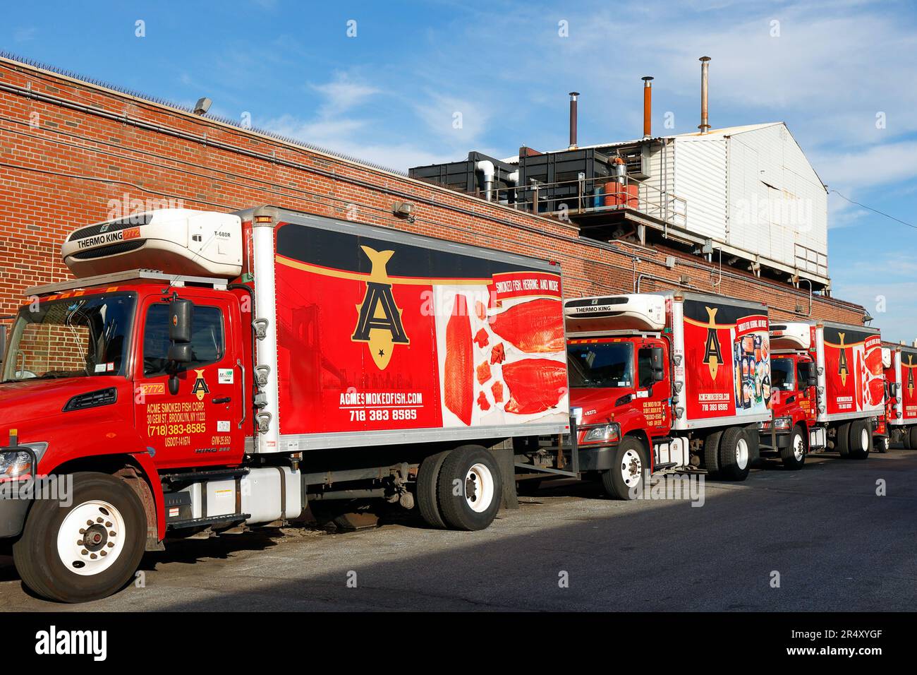 Les camions de livraison de la société Acme Smoked Fish se trouvent à l'usine de traitement Gem St, située au 30, à Brooklyn, et à la maison de fumée, à New York. Banque D'Images
