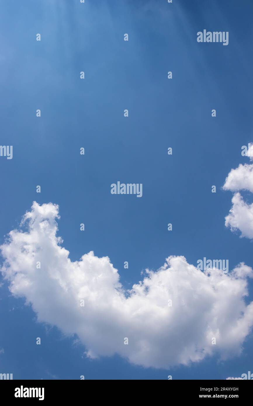 Un ciel de nuages blancs moelleux, éclairé par une atmosphère bleue tranquille. Un environnement idyllique sans personne et de beaux horizons. Banque D'Images