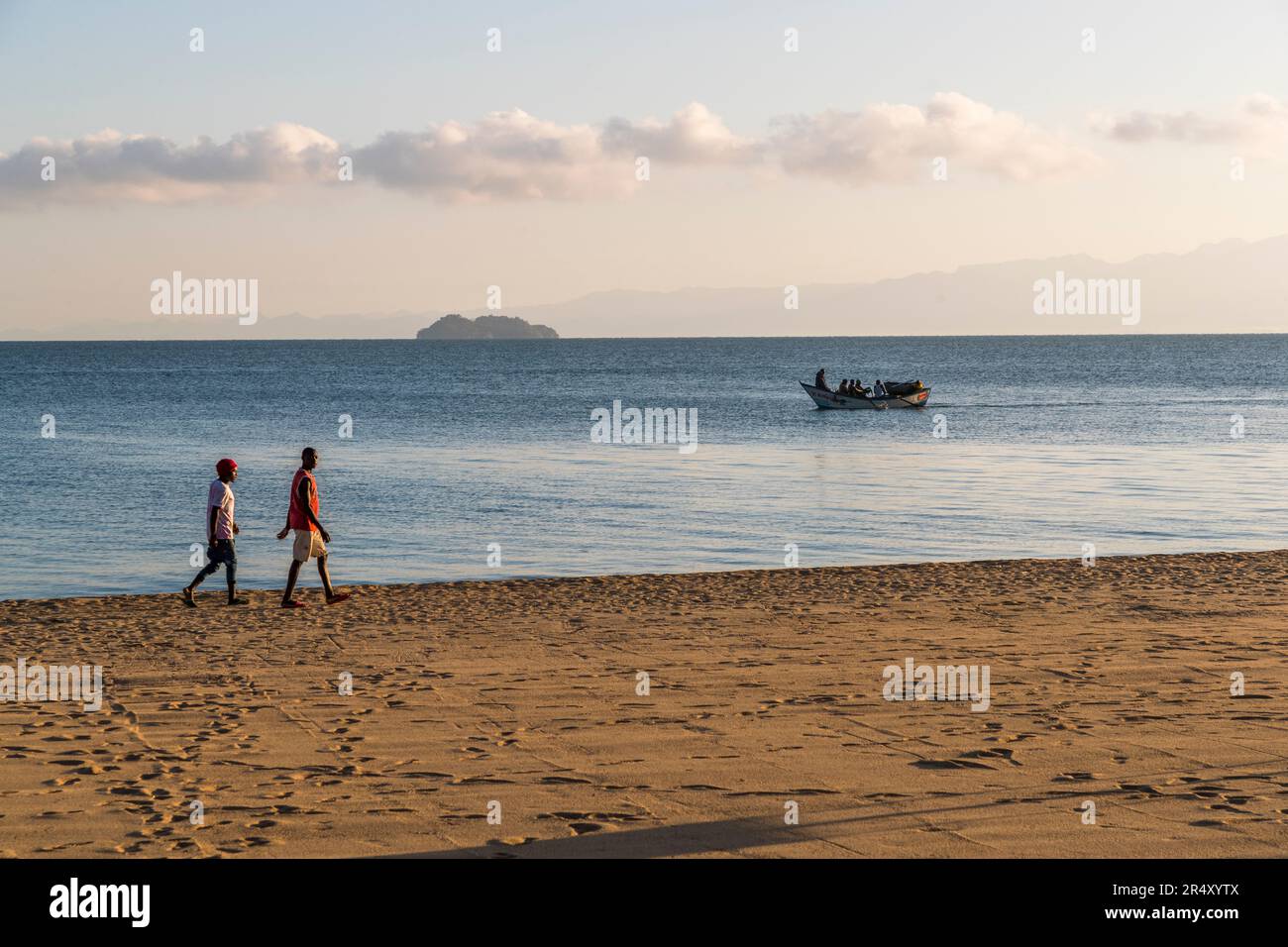 Pêcheurs au lac Malawi. Atmosphère matinale, les gens sur leur chemin pour travailler à pied et en bateau Banque D'Images