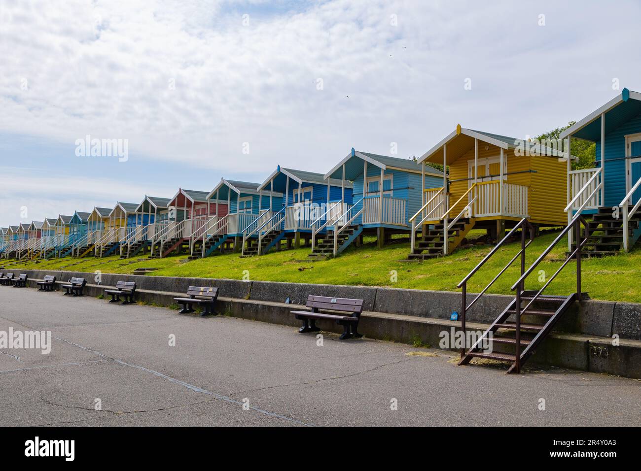 Minster-on-Sea, île de Shepey. Leas. Inster. Des cabanes de plage colorées par une journée ensoleillée. Banque D'Images