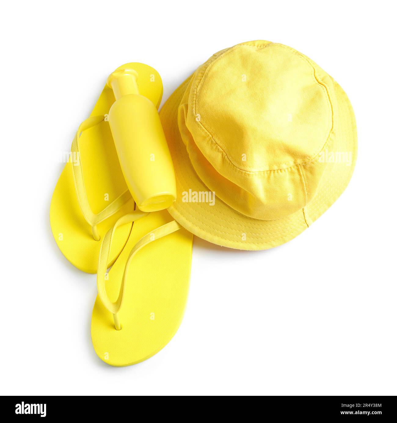 Bouteille de crème solaire avec chapeau panama et tongs isolés sur fond blanc Banque D'Images