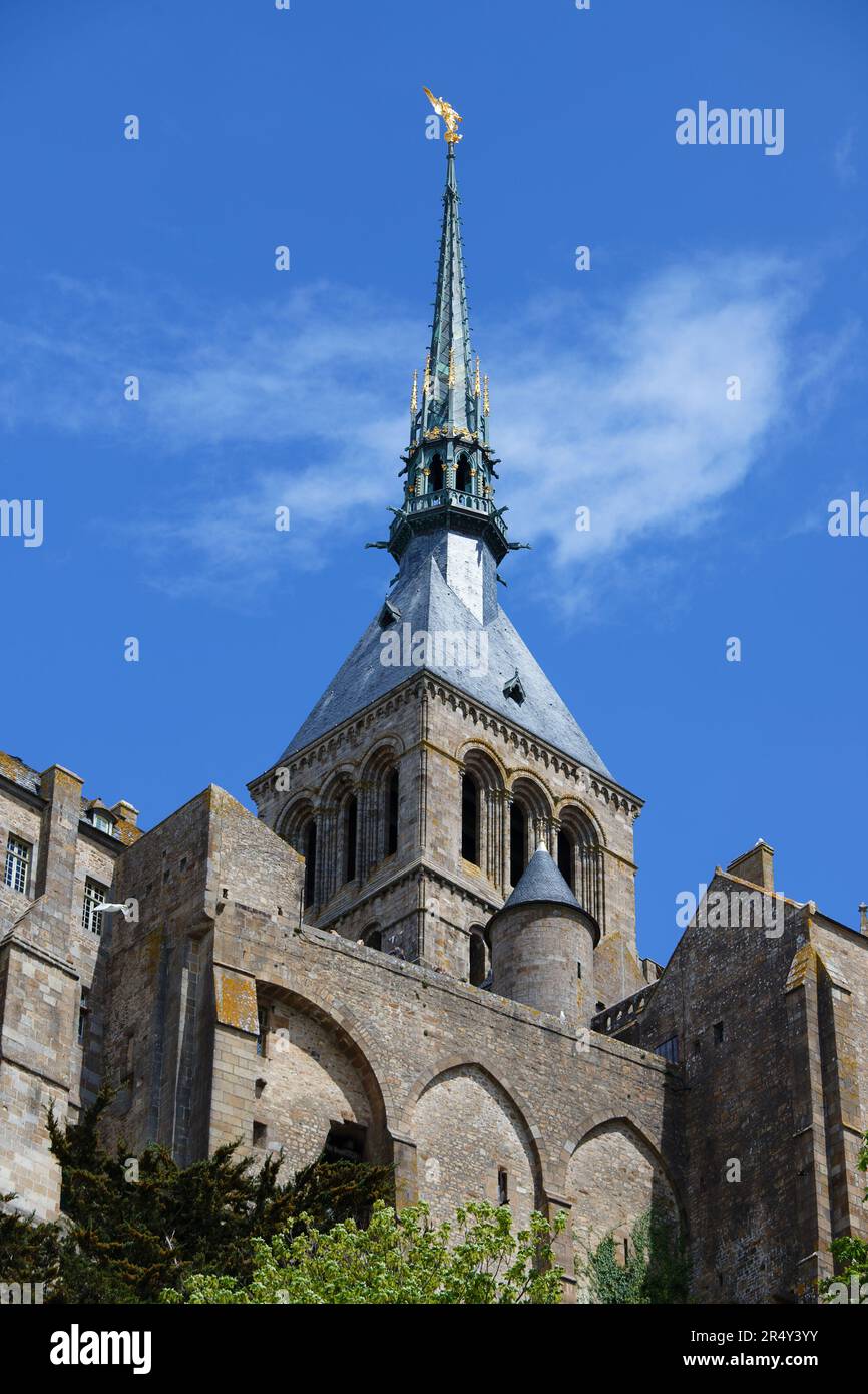 Le sommet et la flèche du Mont Saint Michel , France. Banque D'Images