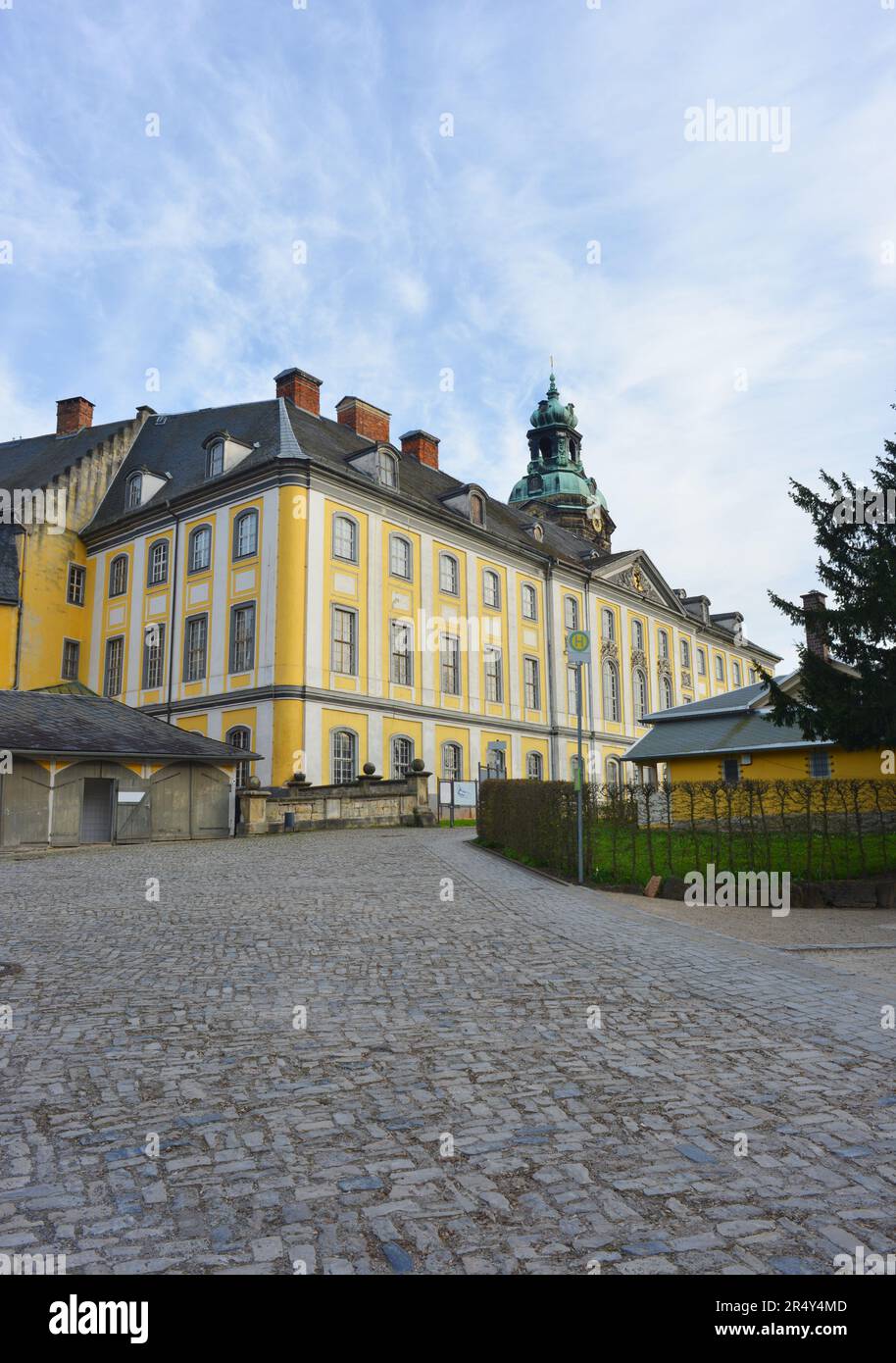 Palais Heidecksburg à Rudolstadt, Allemagne et petite maison de thé vue verticale Banque D'Images