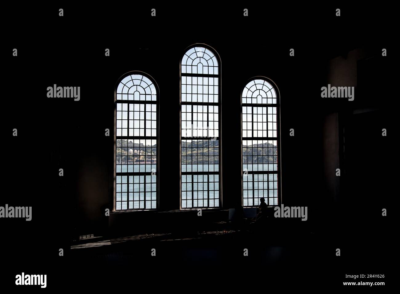 Bâtiment industriel avec de grandes fenêtres donnant sur l'eau Banque D'Images