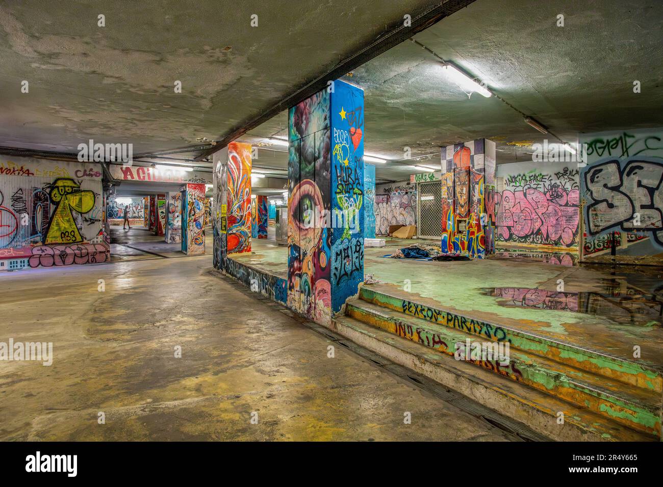 Passage / tunnel délabré avec graffiti. Lisbonne, Portugal Banque D'Images