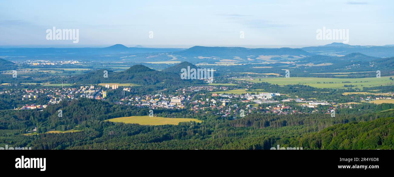 Vue sur le paysage d'été avec la ville de Novy Bor depuis le point de vue sur la montagne KLIC. Montagnes de Lusatien, République tchèque Banque D'Images