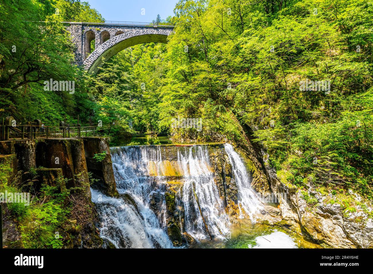 Viaduc de chemin de fer en pierre au-dessus de la cascade de la rivière Radovna dans la gorge de Vintgar. Parc national de Triglav, Slovénie. Banque D'Images