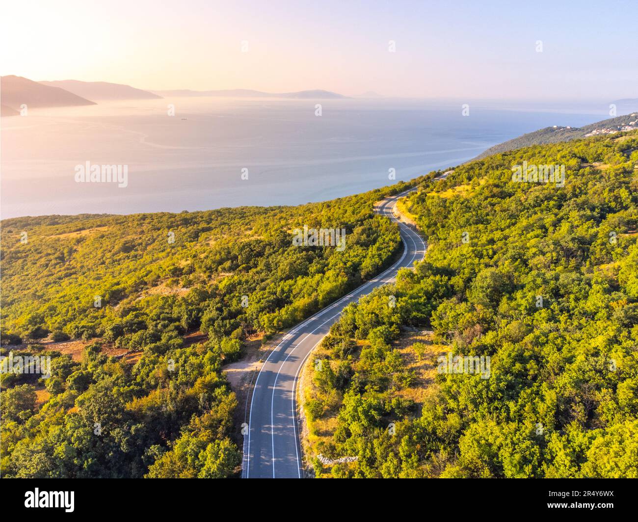 Route côtière sinueuse, falaises rocheuses et mer bleue le matin ensoleillé. Istrie, Croatie Banque D'Images