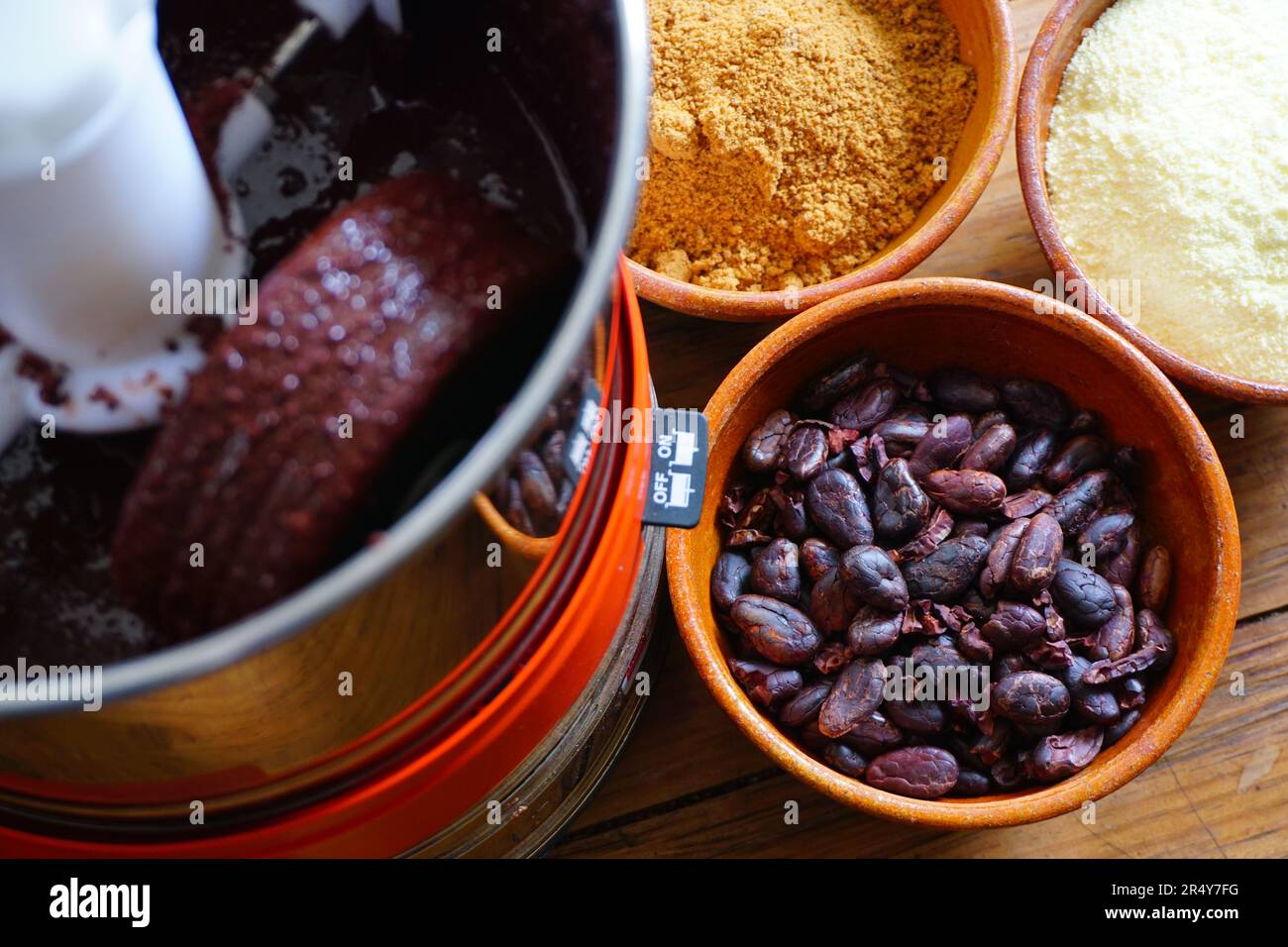 Préparation de chocolat au lait de grain à bar à la maison avec un raffineur de chocolat Banque D'Images