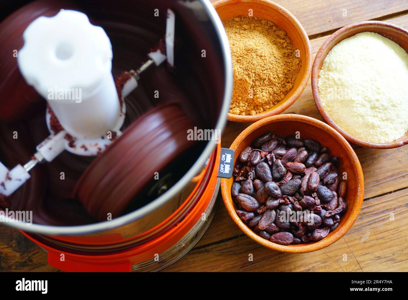 Préparation de chocolat au lait de grain à bar à la maison avec un raffineur de chocolat Banque D'Images