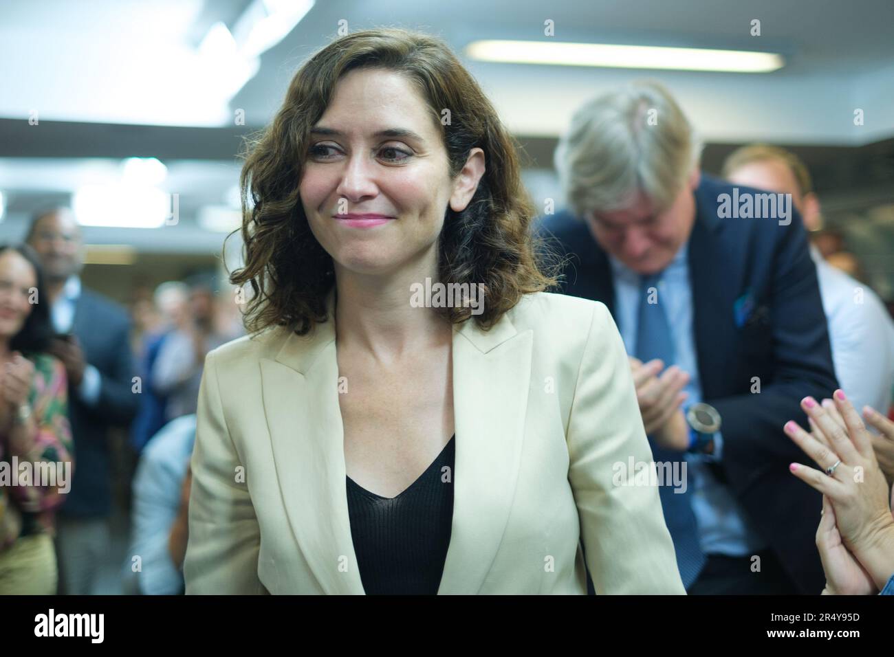 La présidente de la Communauté de Madrid, Isabel Díaz Ayuso, préside le conseil d'administration du Partido Popular de Madrid, au siège régional du PP dans la Calle Génova, à Madrid. Le PP de Madrid a remporté des majorités absolues sur 28 mai aux élections régionales et municipales. A l'Assemblée, le PP dirigé par Isabel Díaz Ayuso a remporté 71 sièges, améliorant ceux obtenus en 2023. Pour sa part, le maire est passé de 15 conseillers en 2019 à 29 lors de ces élections. Ces résultats renvoient la formation à 2011, la dernière fois qu'elle a gouverné avec une majorité absolue dans les deux institutions. (Photo par Banque D'Images