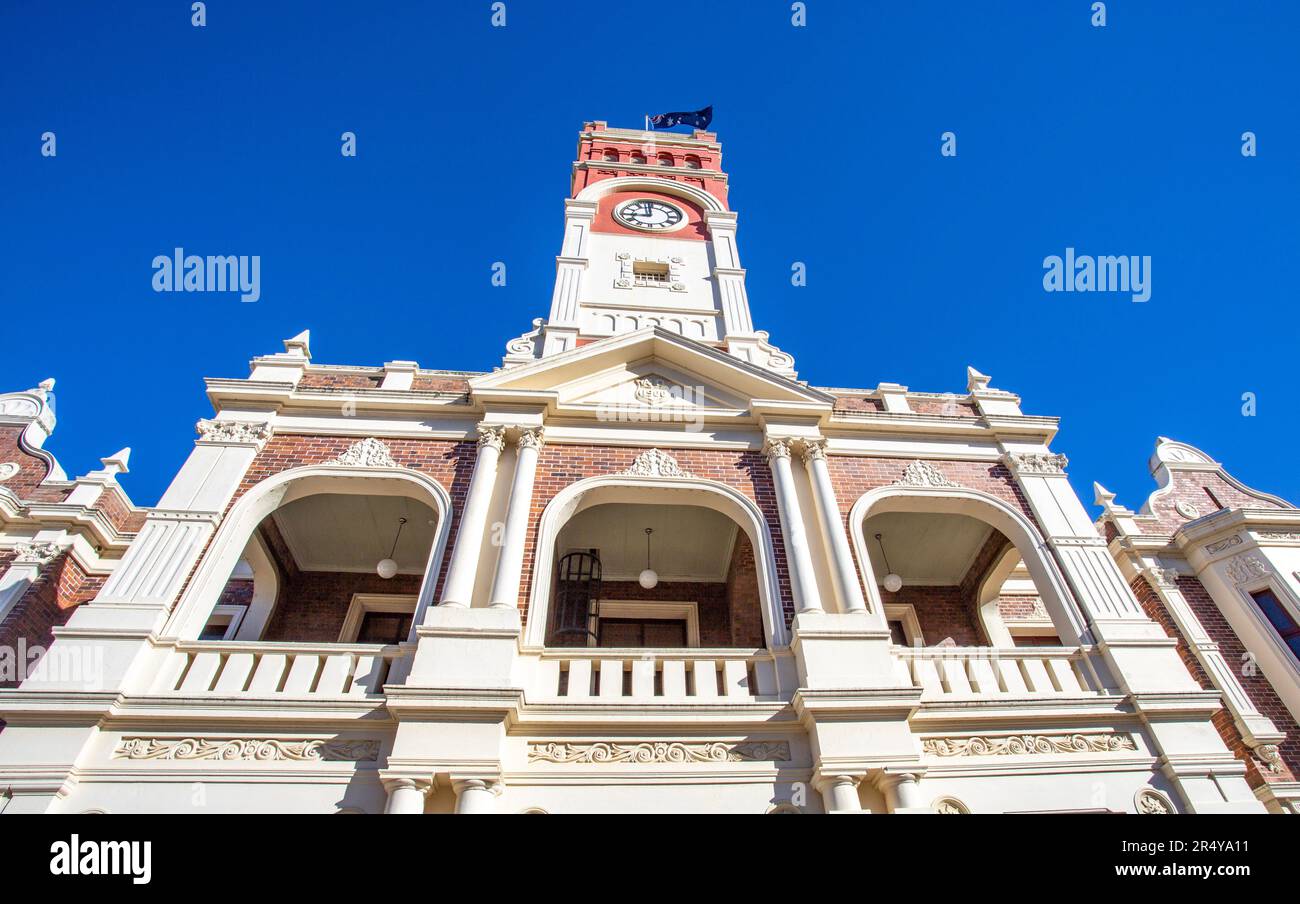 L'hôtel de ville de Toowoomba, un bâtiment en maçonnerie à deux étages, a été construit en 1900 avec une horloge à tourelle carrée centrale de style classique. Banque D'Images