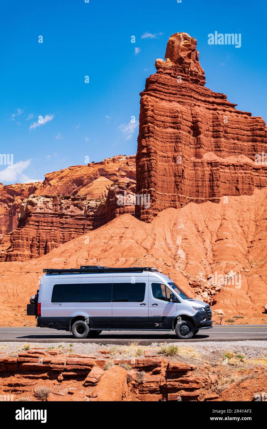 Airstream Interstate 24X 4WD campervan; Chimney Rock; parc national de Capital Reef; Utah; États-Unis Banque D'Images
