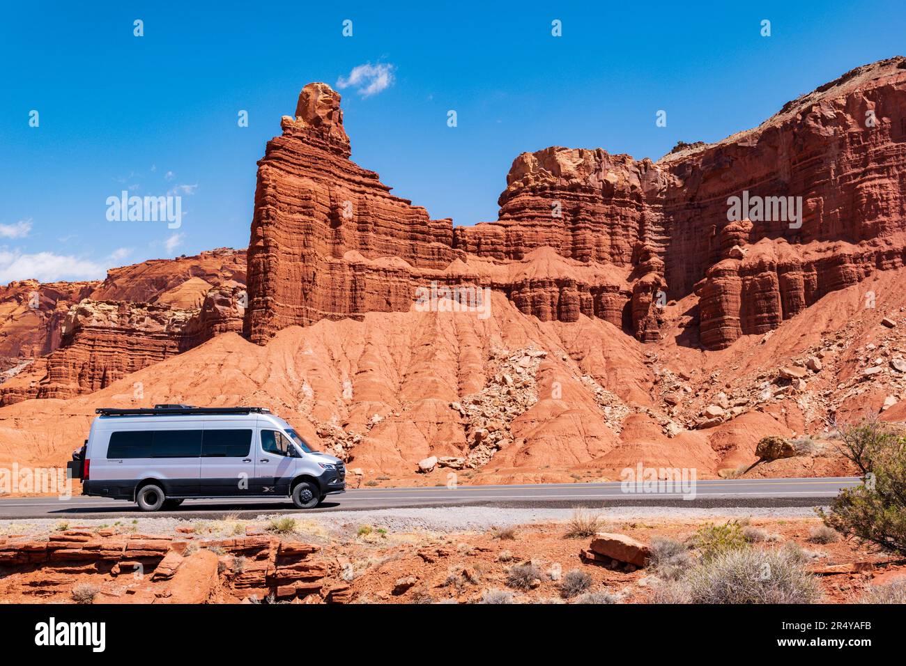 Airstream Interstate 24X 4WD campervan; Chimney Rock; parc national de Capital Reef; Utah; États-Unis Banque D'Images